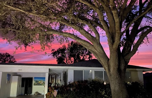 Gulf Gate Estates Villa | Charming "Old Florida" Villa - 2 miles from Siesta Key - Message BEFORE booking