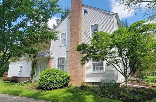 Ottawa Apartment | Charming Old Orchard home with fenced yard