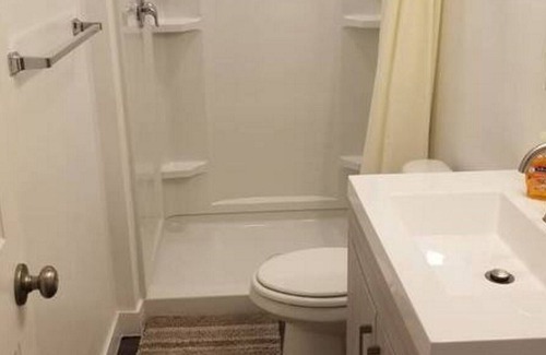 Layton House | Charming PetFriendly QN Bed w/Private TV & Waffles