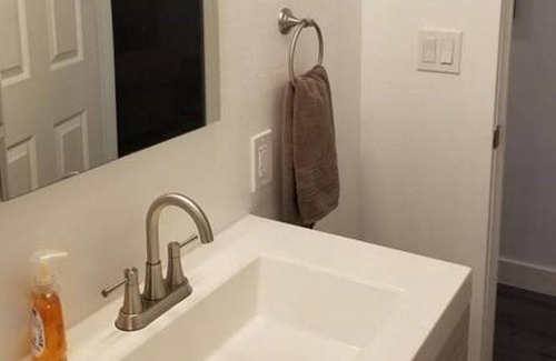 Layton House | Charming PetFriendly QN Bed w/Private TV & Waffles