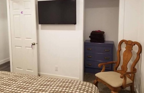 Layton House | Charming PetFriendly QN Bed w/Private TV & Waffles