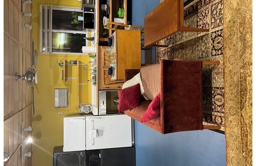Fairfax Station Cottage | Charming private cottage w/parking, WiFi, AC, heat, full bed, deck, kitchenette