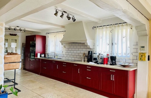 Le Bar-sur-Loup Villa | Charming Provencal Style Villa with a great pool area suitable for kids!