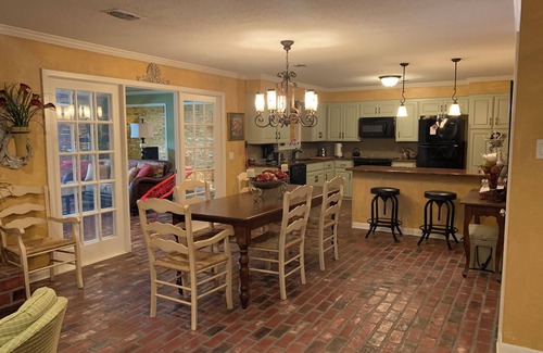 Mid America House | Charming Quiet Lakefront House with Dock on Lake Hamilton - 3 Bedroom 2 Bathroom