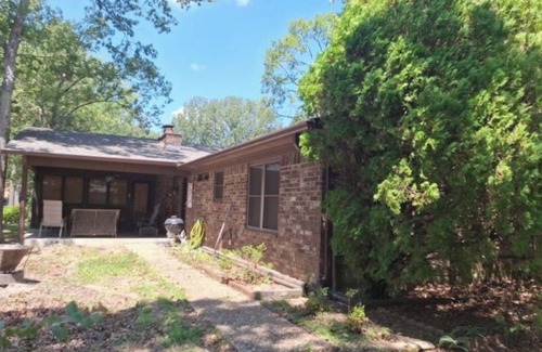 Mid America House | Charming Quiet Lakefront House with Dock on Lake Hamilton - 3 Bedroom 2 Bathroom