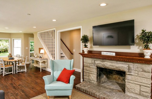 Lyndon House | Charming Remodeled 1930's Cottage Retreat - City Convenience in Country Setting