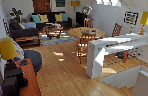 Newington Apartment | Charming Renovated 19th-century Coach House