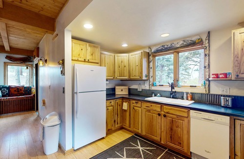 Florissant House | Charming retreat with modern comforts in serene views of Pike's Peak