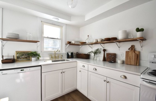 Brunswick House | Charming Retro 3BR+Office Home in Town