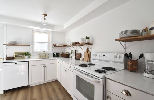 Brunswick House | Charming Retro 3BR+Office Home in Town
