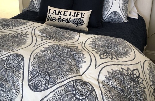 Reynolds Landing House | Charming Reynolds Landing Cottage adjacent to golf course & steps from the lake!