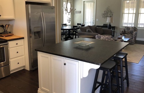 Reynolds Landing House | Charming Reynolds Landing Cottage adjacent to golf course & steps from the lake!