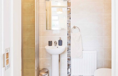 Drumcondra Apartment | Charming Riverside Apartment Near City