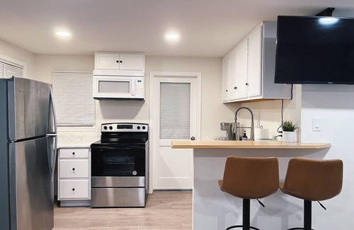 Riverside Apartment | Charming Riverside guesthouse near UCR, Downtown & plazas