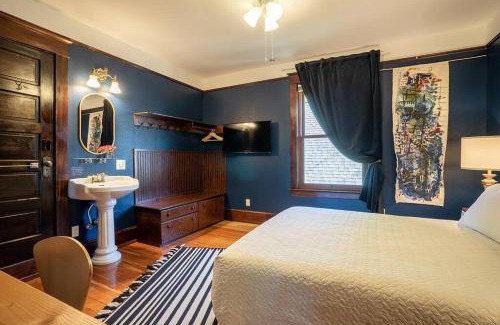 Broadway House | Charming Room in Capitol Hill - Foxglove Inn Rm 3