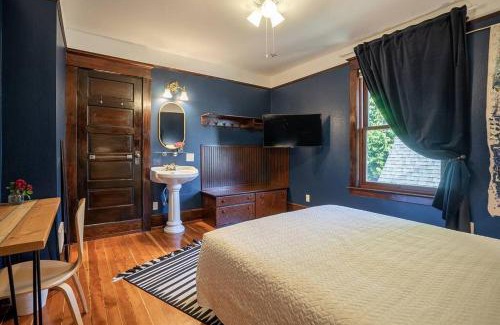 Broadway House | Charming Room in Capitol Hill - Foxglove Inn Rm 3