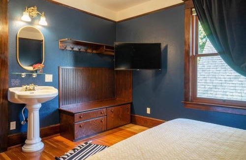 Broadway House | Charming Room in Capitol Hill - Foxglove Inn Rm 3