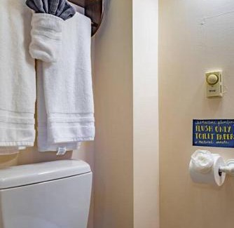 Broadway House | Charming Room in Capitol Hill - Foxglove Inn Rm 3