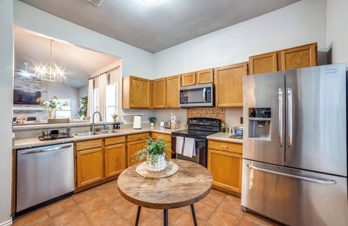 North San Antonio - SAT House | Charming Royal Casa with KING BED in North Central SA with FIRE PIT