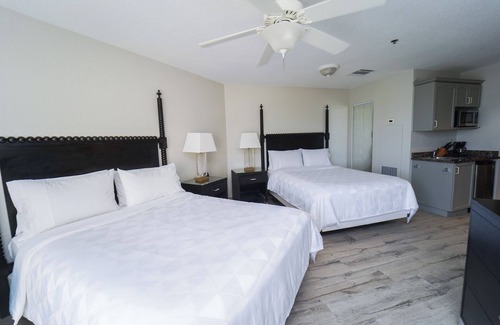 Crystal Harbour Resort | Charming Seaside Retreat! 3 Island View Rooms, Pets Allowed, Onsite Pool