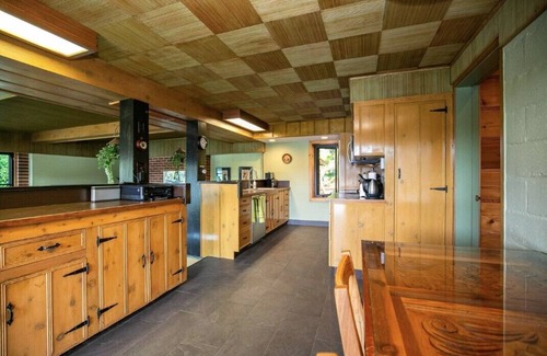 Shawnigan Lake Cottage | Charming Shawnigan Lake Front Cottage