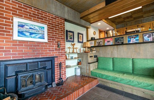Shawnigan Lake Cottage | Charming Shawnigan Lake Front Cottage