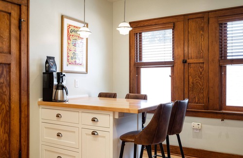 Shorewood House | Charming shorewood house near shops, free WiFi & Parking