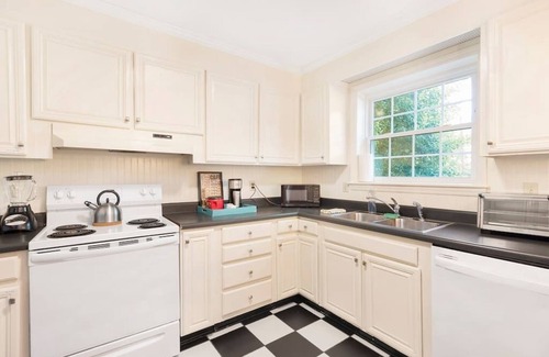 SouthPark House | Charming SouthPark home, fenced-in yard
