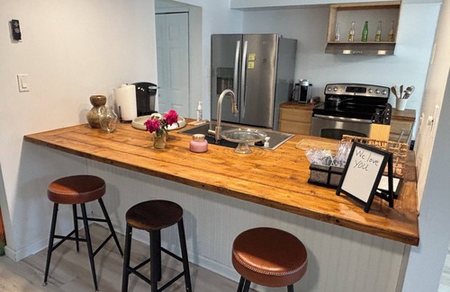 Virginia Beach House | Charming Spacious 4-bedroom house with WiFi and AC in beautiful Virginia Beach
