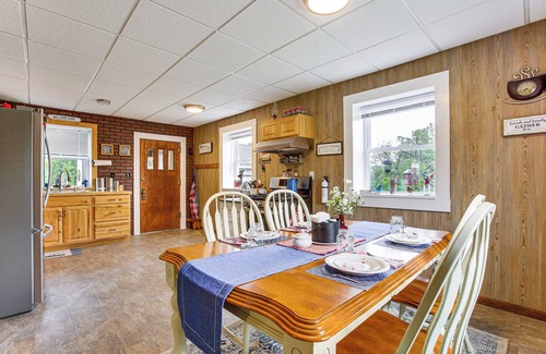 Marion Cottage | Charming Stone Cottage in Marion w/Fire Pit!