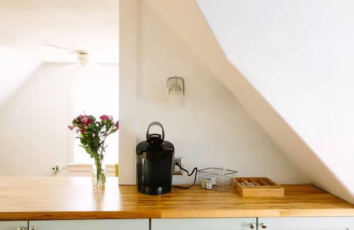 Munjoy Hill Apartment | Charming Studio apartment with WiFi, AC in welcoming Portland