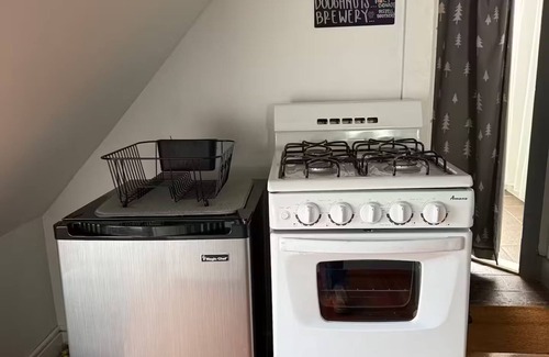 Munjoy Hill Apartment | Charming Studio apartment with WiFi, AC in welcoming Portland