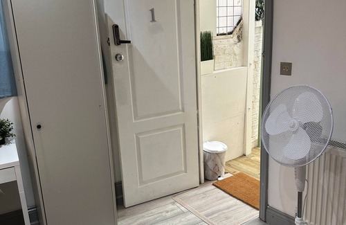 Acton Apartment | Charming Studio Apartment in London