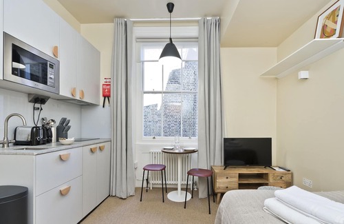 Camden Town with Primrose Hill Apartment | Charming Studio in Grade 2 Listed Camden Terrace