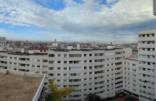 Quartier de la Folie-Mericourt Apartment | Charming Studio with Eiffel View