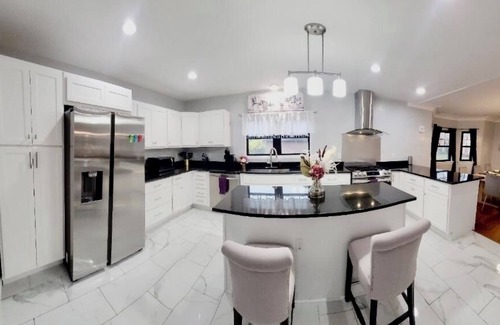 Roselawn Finance House | Charming Stylish Tudor Home Mins from Downtown