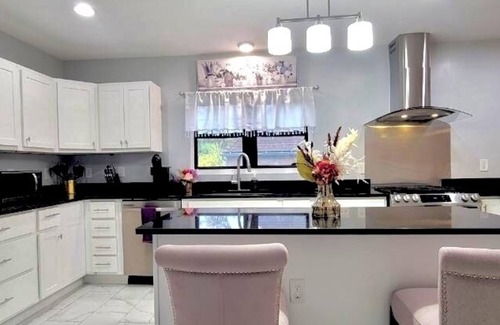 Roselawn Finance House | Charming Stylish Tudor Home Mins from Downtown