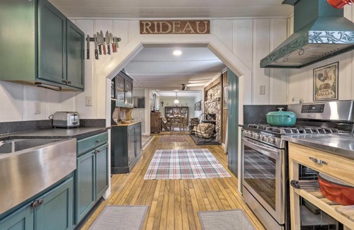 North Sutton House | Charming Sutton Cottage Walk to Lake and Farm!