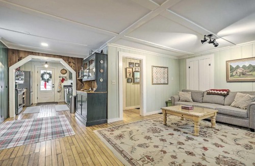 North Sutton House | Charming Sutton Cottage Walk to Lake and Farm!