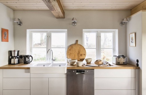 Nieby House | Charming thatched cottage on the edge of a field with fireplace