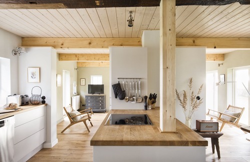 Nieby House | Charming thatched cottage on the edge of a field with fireplace