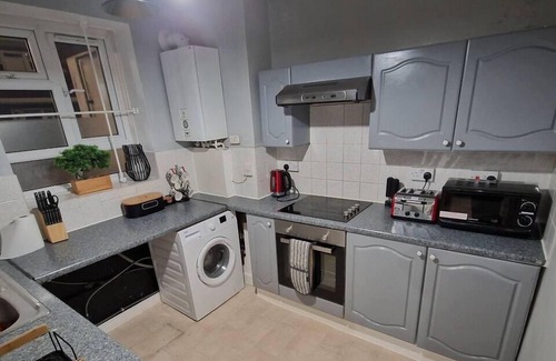 Woodberry Down Apartment | Charming Three Bedroom 5 double Bed Apt in London