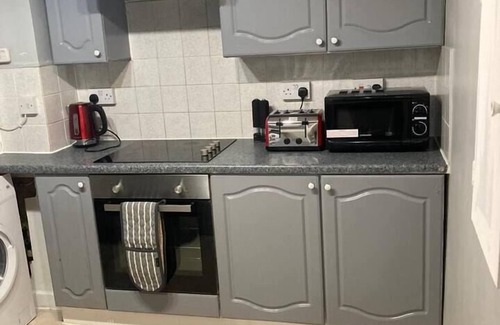 Woodberry Down Apartment | Charming Three Bedroom 5 double Bed Apt in London