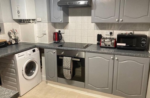 Woodberry Down Apartment | Charming Three Bedroom 5 double Bed Apt in London
