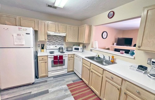 Paw Creek House | Charming Townhome Close to Uptown ~ Free Parking