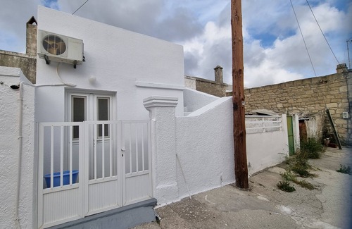 Archipolis Villa | Charming Traditional 1-bed House in Rhodes
