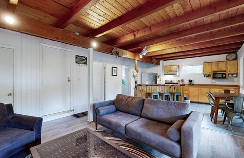 Waitsfield House | Charming & tranquil nature getaway with great balcony views - near golf & skiing