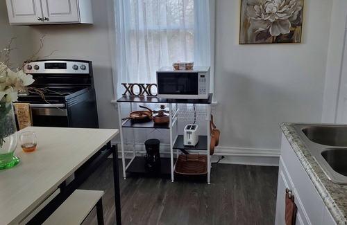 Roselawn Finance Apartment | Charming Unit, Free Laundry & Parking12 minutes to Downtown