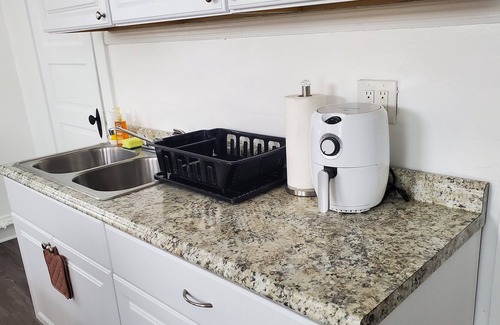Roselawn Finance Apartment | Charming Unit, Free Laundry & Parking12 minutes to Downtown