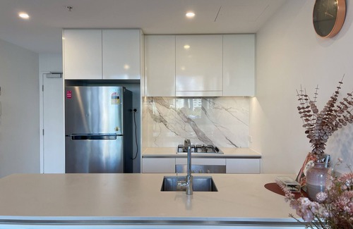 South Brisbane Apartment | Charming Urban Retreat
